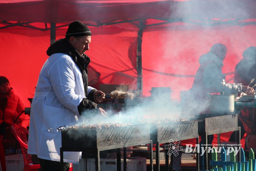 В Великих Луках широко отметили Масленицу (ФОТО)