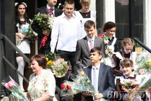 В Великих Луках прозвенели «Последние звонки»