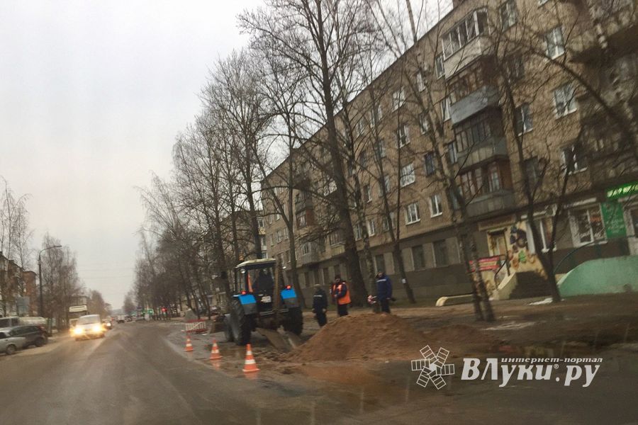 На ул. Дьяконова вскрыто дорожное полотно (ФОТО)