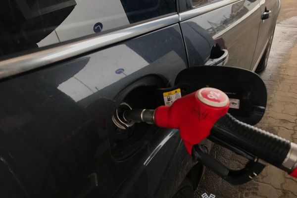 Путин потребовал от правительства разобраться с ценами на бензин