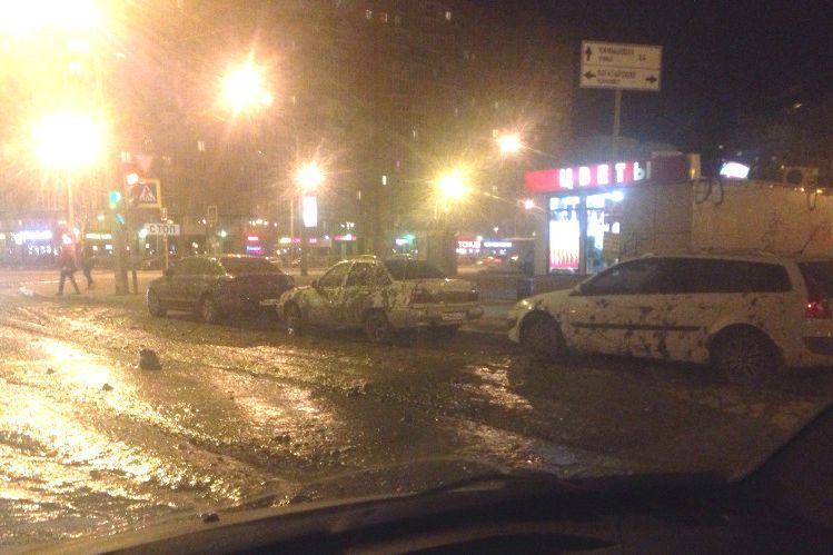 В Петербурге водитель самосвала залил цементом припаркованные автомобили и дорогу (фото)