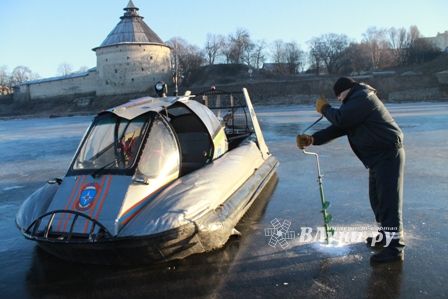Спасатели исследовали лёд на водоёмах Псковской области (ФОТО)