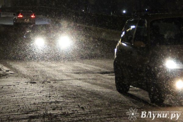 В Великолукском районе таксиста избили битой