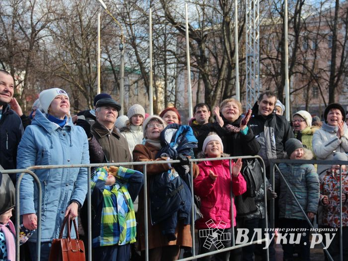 В Великих Луках широко отметили Масленицу (ФОТО)