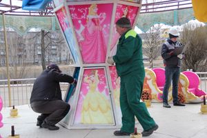 Аттракционы великолукского парка проверили на безопасность (ФОТО)