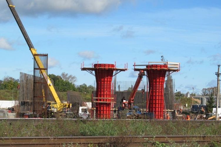 В Великих Луках продолжается строительство автодорожного путепровода через железную дорогу (ФОТО)