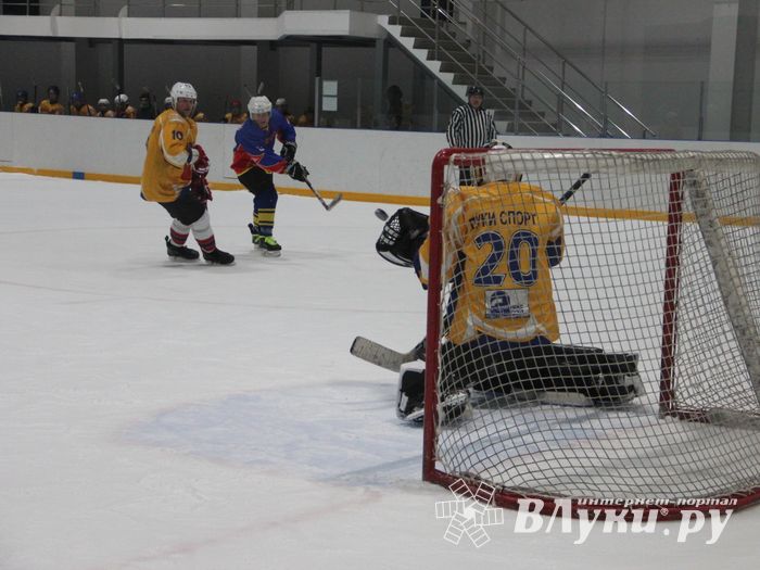Великолукские хоккейные клубы провели матч в рамках чемпионата города (ФОТО)