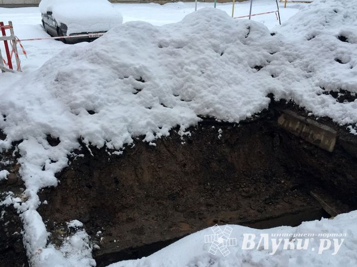 Улицу Зверева в Великих Луках заблокировал автокран (ФОТО)