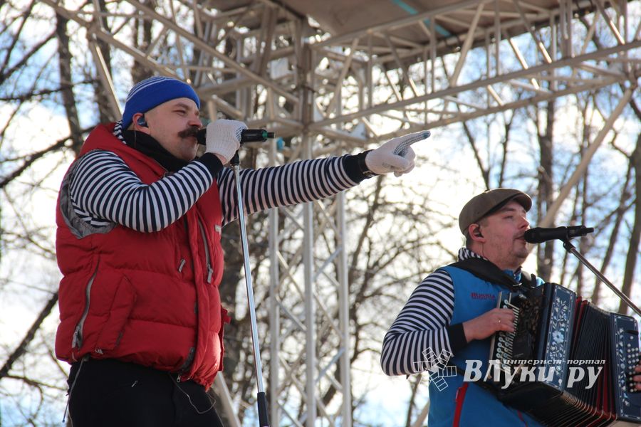 В Великих Луках широко отметили Масленицу (ФОТО)