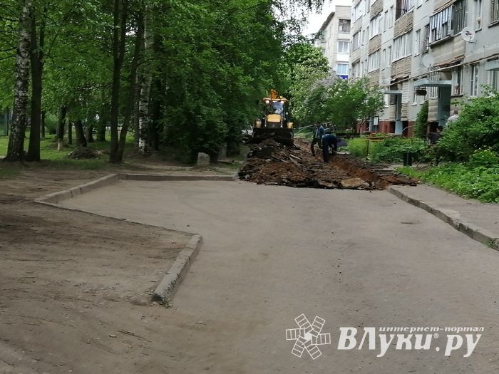 На улице Щорса благоустраивают двор (ФОТО)