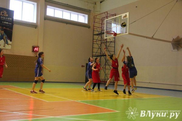 В Великих Луках проходят финальные соревнования по баскетболу 11-й областной Спартакиады учащихся (ФОТО) (0+)