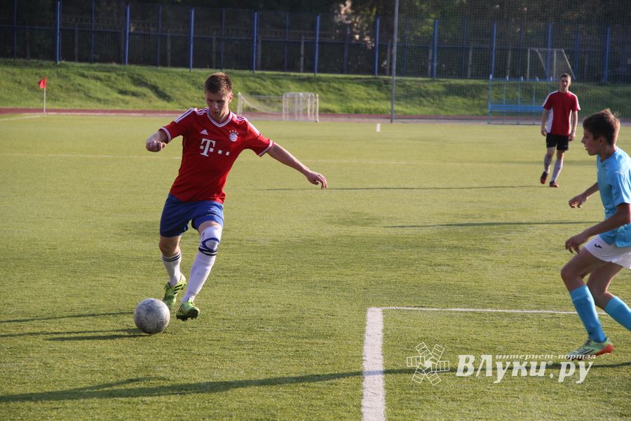 В минувшие выходные великолучане сыграли в футбол (фото)