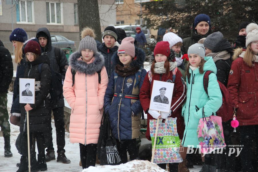 Великолучане почтили память героев-десантников