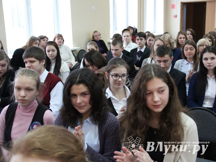 В Великих Луках наградили самых умных школьников