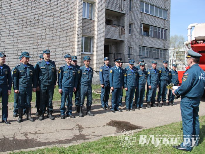 В Великих Луках прошли соревнования пожарных расчетов