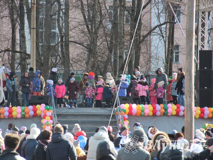 В Великих Луках широко отметили Масленицу (ФОТО)