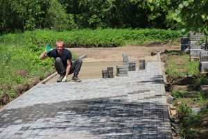 Идёт благоустройство Аллеи памяти 6-й роты в Великих Луках (ФОТО)