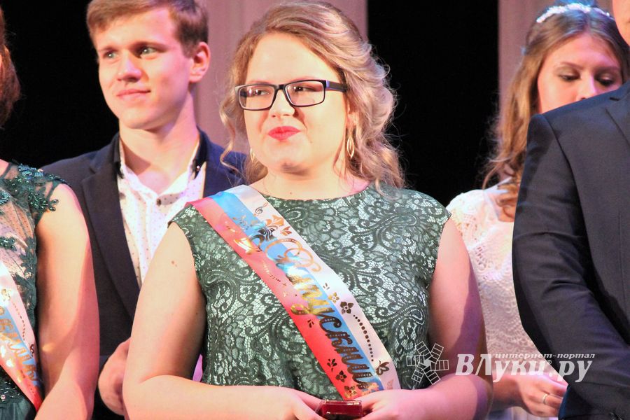 В Великих Луках выпускникам вручили медали «За особые успехи в учении» (ФОТО)