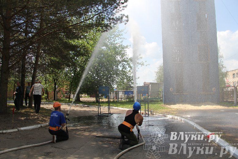 В Великих Луках прошли соревнования среди пожарных