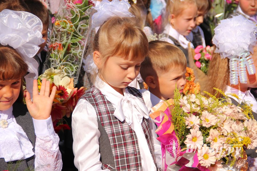 Самую многочисленную школу Великих Лук пополнили 116 первоклассников (ФОТО)