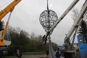 Знак воздухоплаванию устанавливают в Великих Луках (ФОТО)