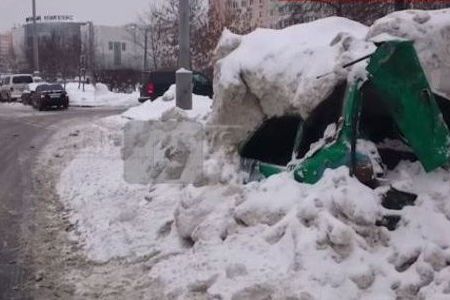 Снегоуборочная машина раздавила «Оку», приняв ее за сугроб