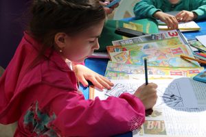 В Великих Луках прошел конкурс детских рисунков «Путешествие в страну сказок» (фото)