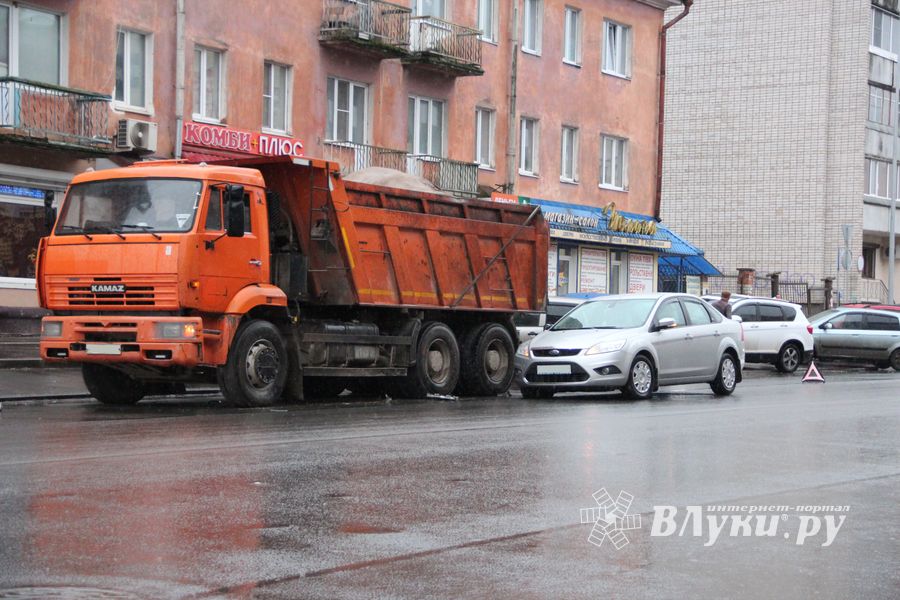 В Великих Луках произошло ДТП (ФОТО)