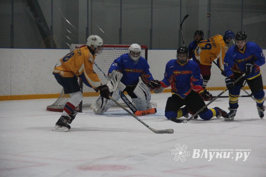 Два зоккейных матча прошли в Великих Луках в рамках Чемпионата города (ФОТО)