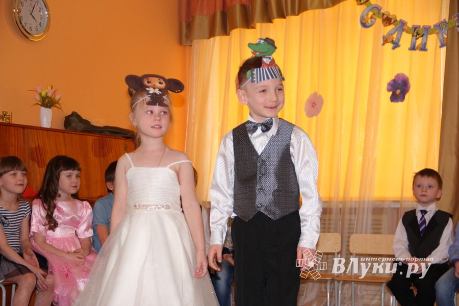 Дети поздравили мам с 8 марта (фото и видео)