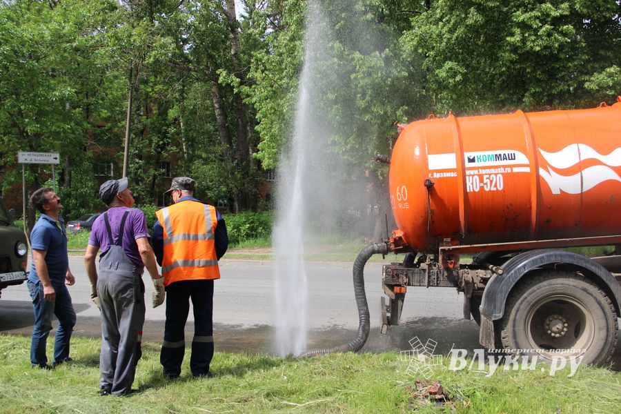 На пр. Гагарина устраняют аварию на водопроводе (ФОТО)