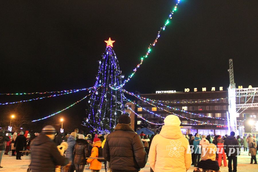 В Великих Луках зажглась новогодная ёлка (ФОТО)
