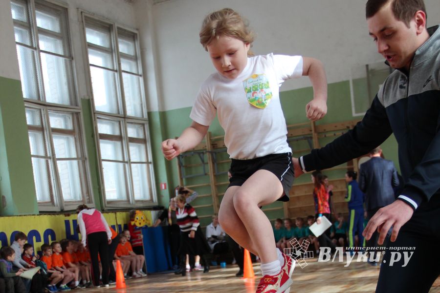 В Великих Луках стартовали спортивные соревнования среди дошколят «Юные олимпионики»