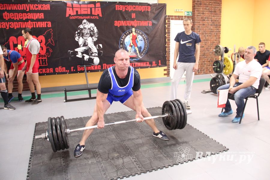 В Великих Луках прошел открытый городской турнир по пауэрлифтингу (фото)