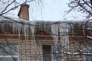 Сосульки в Великих Луках продолжают расти