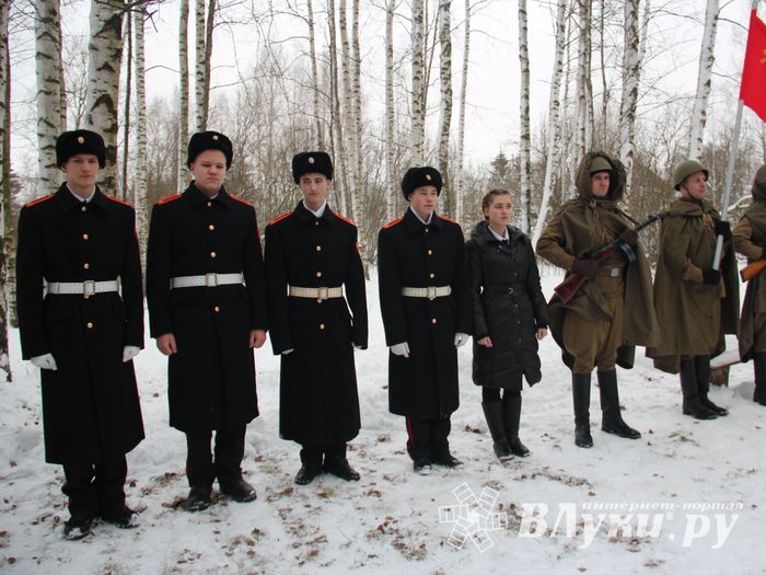 Никто не забыт: в Великих Луках благоустроили могилу неизвестного солдата (ФОТО)