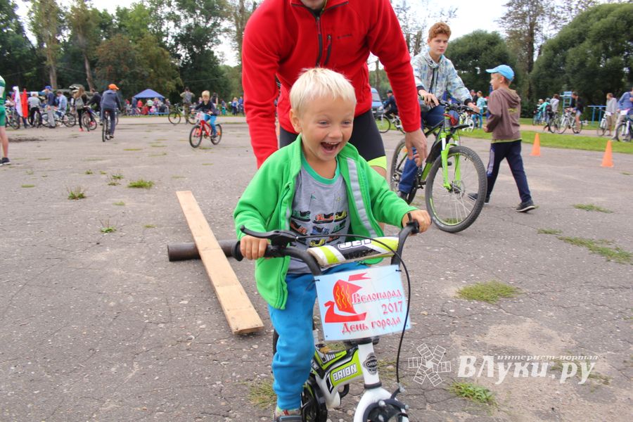 В Великих Луках прошёл Велопарад (ФОТО)
