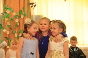 Юные великолучане поздравили мам и бабушек с помощью Золушки (ФОТО)