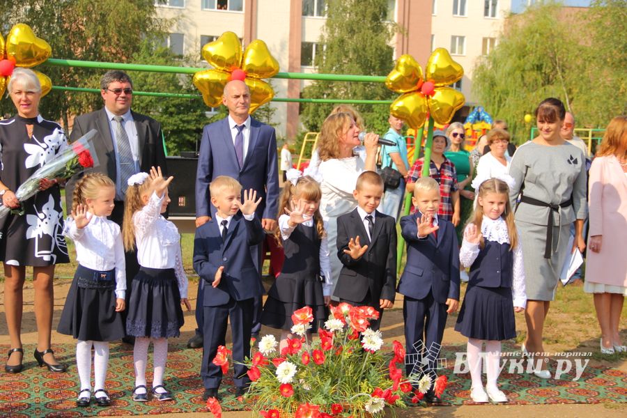 1 сентября в школах Великих Лук прошли Торжественные линейки (ФОТО)
