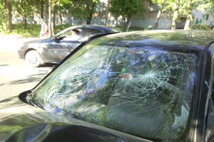 В Великих Луках ВАЗ-2110 столкнулась с «Тойотой» и врезалась в дерево (ФОТО)