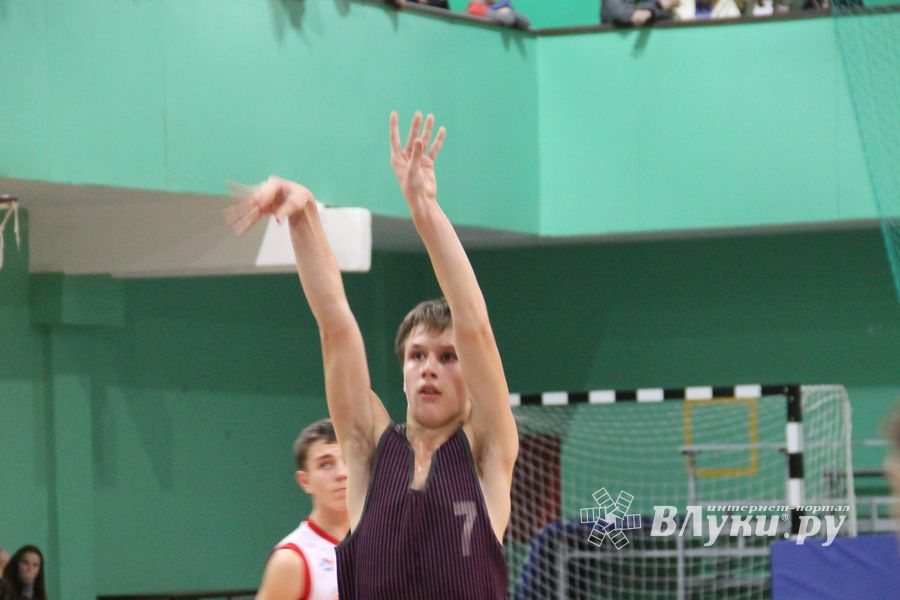 В Великих Луках прошли финальные игры муниципального этапа «КЭС-Баскет» (фото)