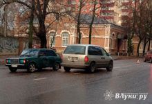 В Великих Луках столкнулись Крайслер и ВАЗ (фото)