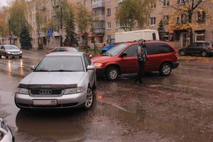 В Великих Луках белорусский Додж поцарапал местную Ауди (ФОТО)