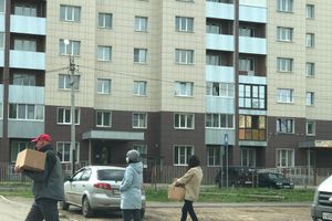 Великолукским школьникам стали раздавать продуктовые наборы (ФОТО)