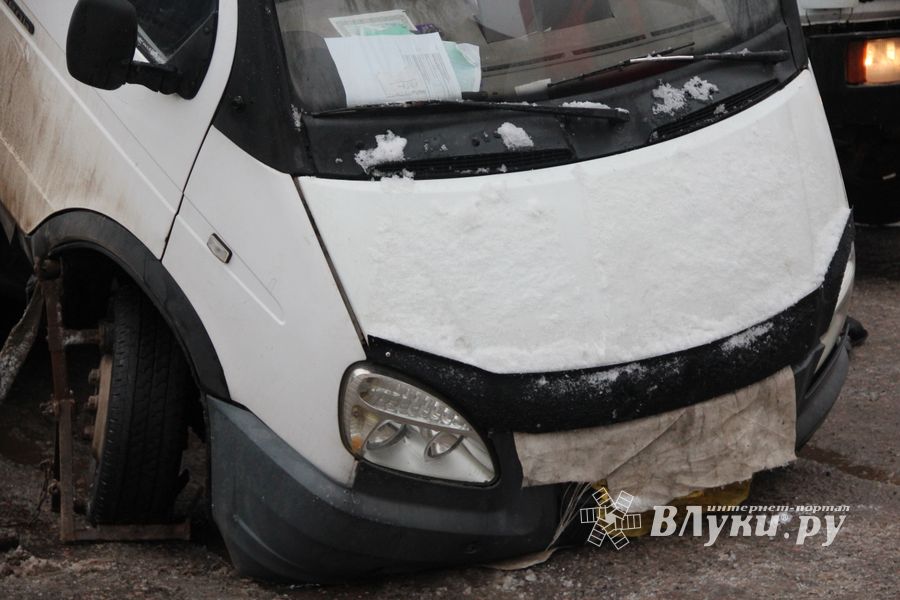 В Великих Луках на Самарском переезде переломилась Газель (ФОТО)