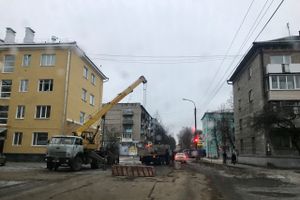 На ул. Первомайской в Великих Луках затруднено движение (ФОТО)