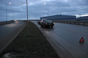 На путепроводе столкнулись три автомобиля (ФОТО)