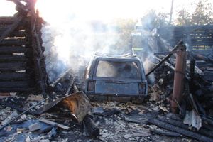 В Псковской области мужчина решил поменять газовый балон, как итог - сгорел дом, гараж, автомобиль и прицеп (фото)