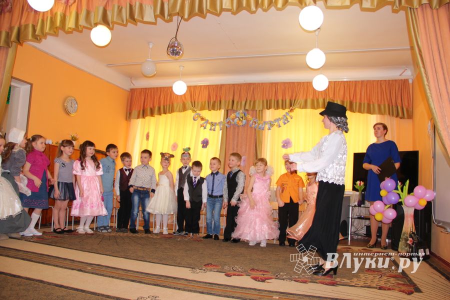 Дети поздравили мам с 8 марта (фото и видео)