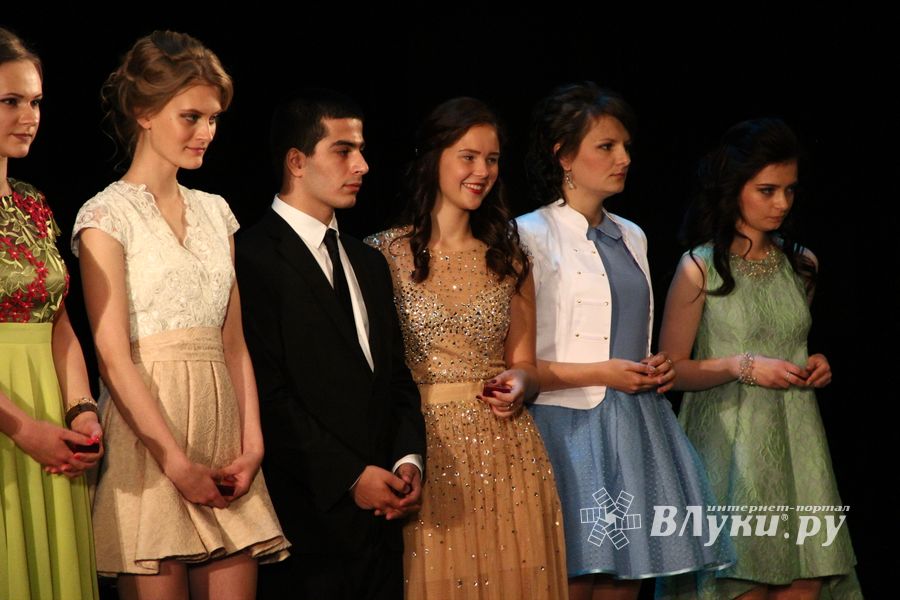 Великолуких выпускников наградили (ФОТО)